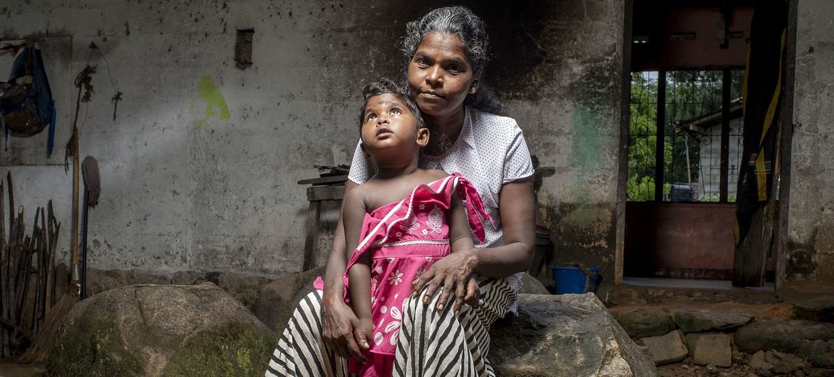 خانواده‌هایی که در روستایی سریلانکا زندگی می‌کنند برای گذران زندگی با مشکل مواجه هستند.