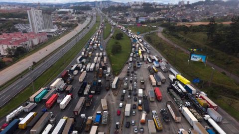 نمای هوایی حامیان رئیس جمهور ژایر بولسونارو، عمدتاً رانندگان کامیون را نشان می دهد که بزرگراه کاستلو برانکو را در حومه سائوپائولو، برزیل مسدود کرده اند.