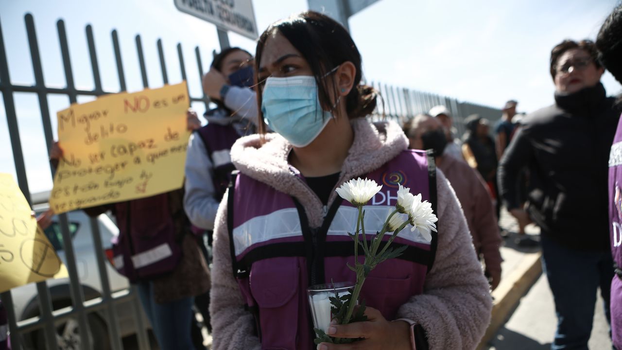 هدایایی به مهاجرانی که پس از آتش سوزی در یک مرکز مهاجرت در شهر مرزی سیوداد خوارز مکزیک در شمال مکزیک در 28 مارس 2023 جان خود را از دست دادند.