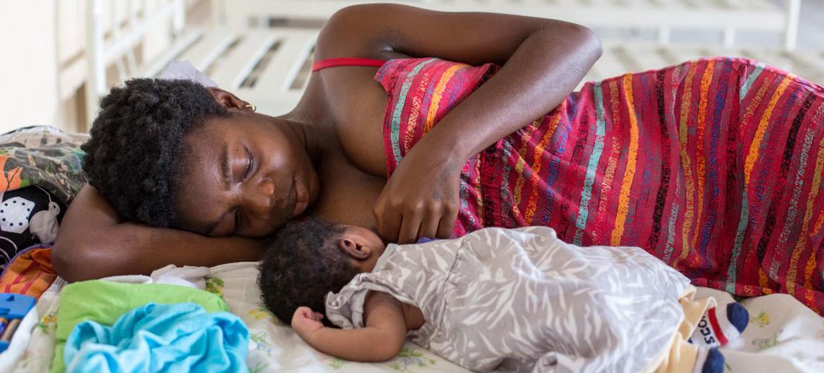 مادری در مرکز بهداشت کودک در کینشاسا در جمهوری دموکراتیک کنگو به نوزادش شیر می دهد.