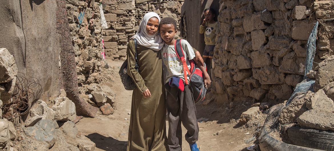 یک دختر دوازده ساله یمنی و برادر کوچکترش که او در ریاضیات تدریس می کند.
